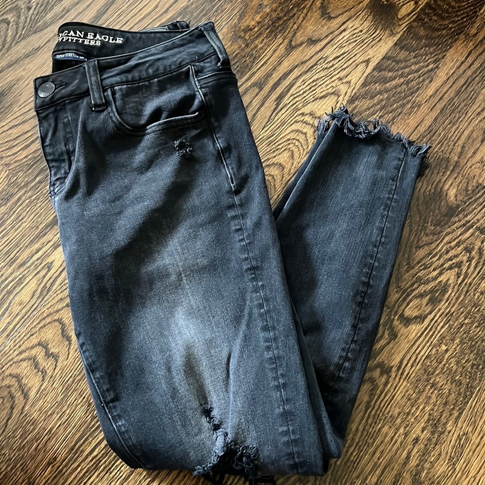 American jean size 6 dark wash, rips on leg